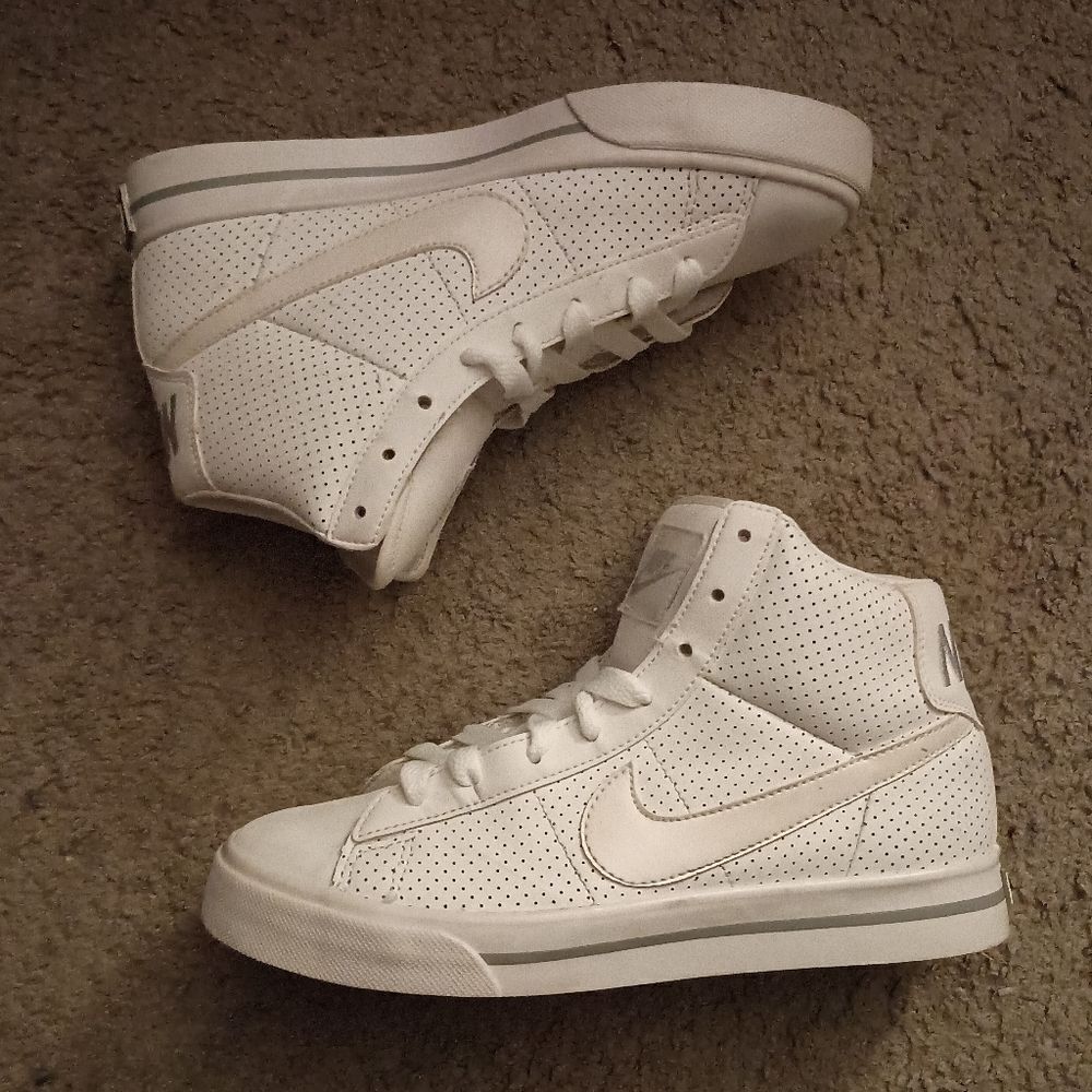Nike Classic White High Boys Sneakers Size 6 US 354697-111 PRE-OWNED